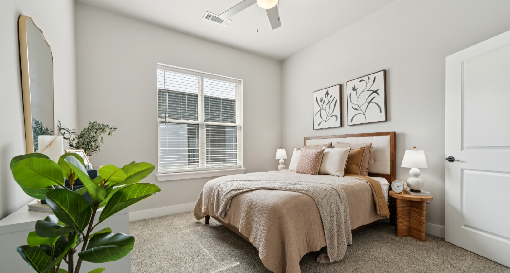 Bedroom with queen sized bed